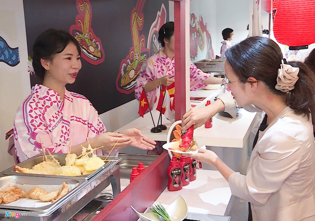 Người Nhật hào hứng thưởng thức món ăn cùng tương ớt Việt